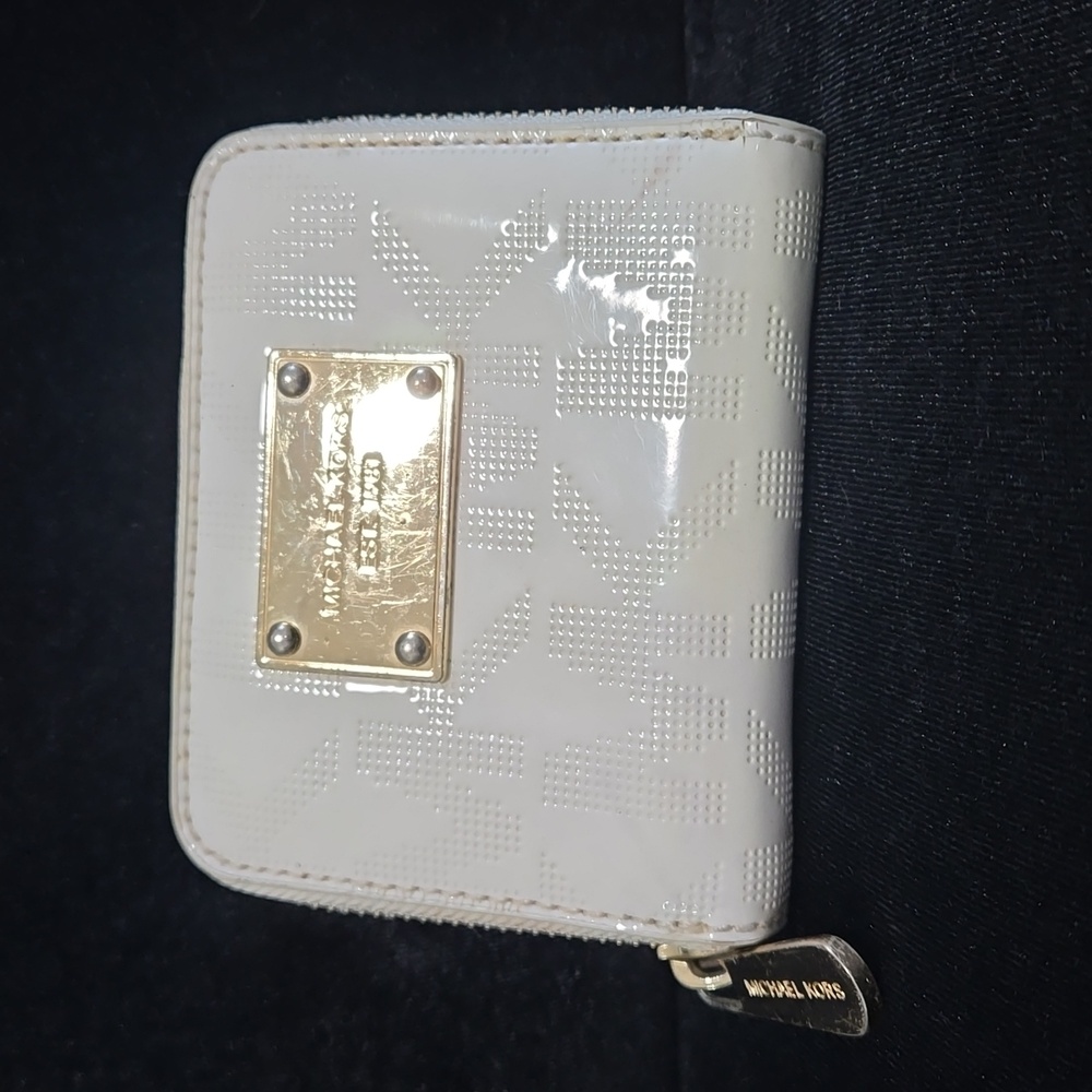 Michael Kors Cream Wallet Elegant Design